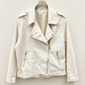 Perfecto en simili cuir blanc cassé grande taille vu de face sur cintre