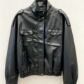 Veste en simili cuir noir à col montant, poches poitrine à rabat et bas élastiqué