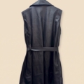 Veste simili sans manches grande taille portée par une femme ronde