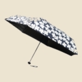 Parapluie pliant anti-UV motif floral bleu nuit et blanc avec sa pochette assortie