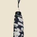 Parapluie pliant anti-UV motif floral bleu nuit et blanc avec sa pochette assortie