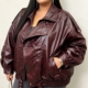 Perfecto simili cuir bordeaux grande taille à double col porté par une femme ronde