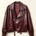 Perfecto simili cuir bordeaux grande taille à double col, vue à plat avec ceinture et poches