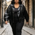 Perfecto simili cuir noir grande taille à double col porté en ville par une femme ronde