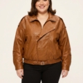 Perfecto simili grainé caramel grande taille à col zippé porté par une femme ronde