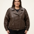 Perfecto simili grainé chocolat grande taille à col zippé porté par une femme ronde