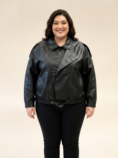 Perfecto simili grainé noir grande taille à col zippé porté par une femme ronde
