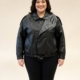 Perfecto simili grainé noir grande taille à col zippé porté par une femme ronde