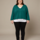Pull court asymétrique en maille douce grande taille, col V, manches chauve-souris et pointes latérales