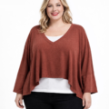 Pull court asymétrique en maille douce grande taille, col V, manches chauve-souris et pointes latérales