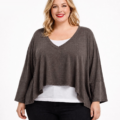 Pull court asymétrique en maille douce grande taille, col V, manches chauve-souris et pointes latérales