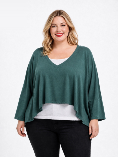 Pull court asymétrique en maille douce grande taille, col V, manches chauve-souris et pointes latérales