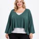 Pull court asymétrique en maille douce grande taille, col V, manches chauve-souris et pointes latérales