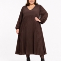 Robe plissée midi manches longues grande taille, coloris chocolat