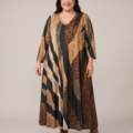 Robe longue grande taille imprimée lurex noir, beige et camel, col V et manches longues, portée par une mannequin ronde