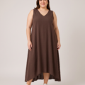 Robe longue sans manches en crêpe de viscose noire, col V, grande taille, portée par une mannequin ronde