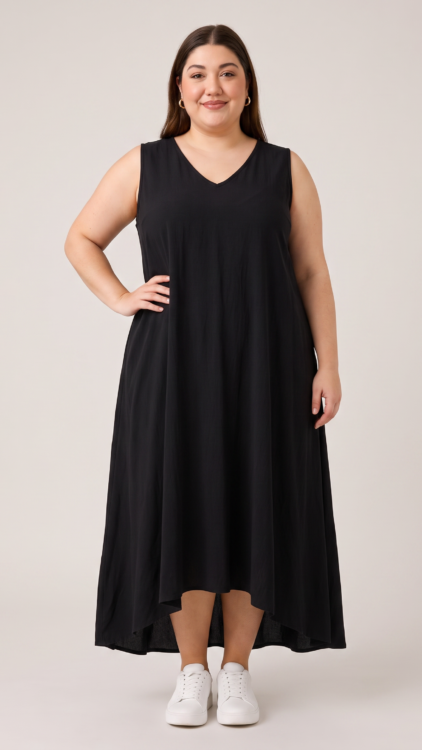 Robe longue sans manches en crêpe de viscose noire, col V, grande taille, portée par une mannequin ronde