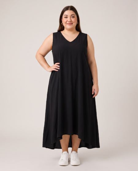 Robe longue sans manches en crêpe de viscose noire, col V, grande taille, portée par une mannequin ronde