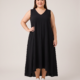 Robe longue sans manches en crêpe de viscose noire, col V, grande taille, portée par une mannequin ronde