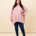 Pull col V oversize en maille douce, grande taille, porté avec un jean