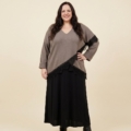 Pull effet croisé dentelle grande taille coloris taupe, porté par-dessus une robe longue