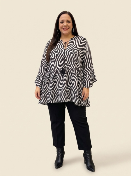 Tunique imprimé graphique noir et blanc grande taille portée avec un pantalon noir - Fashion Curvy Shop