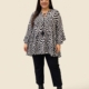 Tunique imprimé graphique noir et blanc grande taille portée avec un pantalon noir - Fashion Curvy Shop