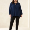 Tunique grande taille bleu marine à manches bouffantes portée par un mannequin ronde