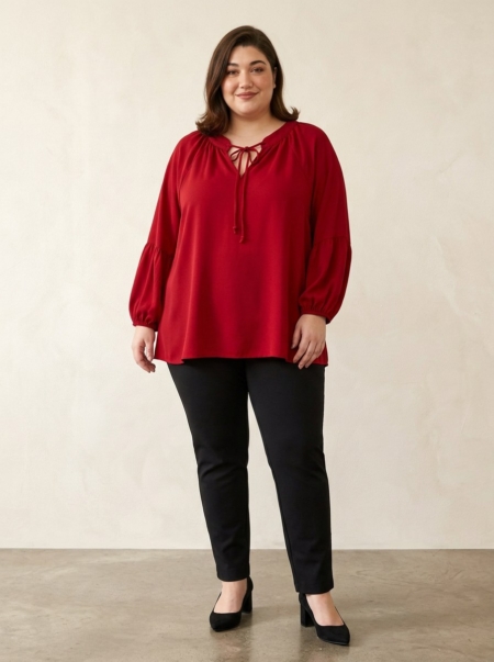 Tunique grande taille rouge à manches bouffantes portée par un mannequin ronde