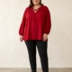 Tunique grande taille rouge à manches bouffantes portée par un mannequin ronde