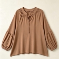 Tunique grande taille taupe à manches bouffantes présentée à plat