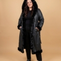 Manteau long grande taille en simili cuir noir doublé fausse fourrure, porté par une femme taille 52