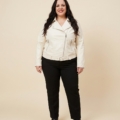 Perfecto en simili cuir blanc cassé grande taille porté fermé, zip oblique et ceinture bouclée