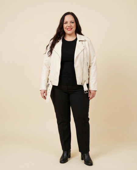 Perfecto en simili cuir blanc cassé grande taille porté ouvert par une femme taille 54