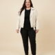 Perfecto en simili cuir blanc cassé grande taille porté ouvert par une femme taille 54