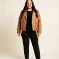 Perfecto en simili cuir camel grande taille porté ouvert par une femme taille 54