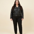 Perfecto en simili cuir noir grande taille porté fermé, ceinture décorative bouclée