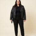 Perfecto en simili cuir noir grande taille porté ouvert par une femme taille 54