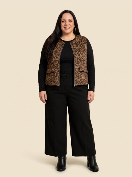 Veste duveteuse sans manches imprimé léopard grande taille, portée avec un haut noir - Fashion Curvy Shop