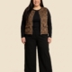 Veste duveteuse sans manches imprimé léopard grande taille, portée avec un haut noir - Fashion Curvy Shop