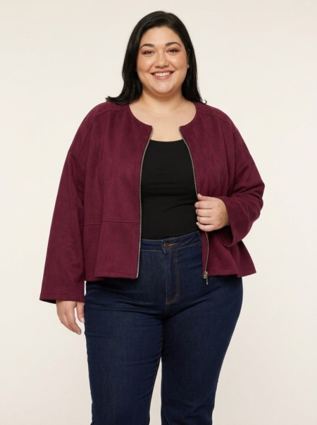 Veste suédine grande taille bordeaux à col rond et zip argenté portée par une femme ronde