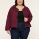 Veste suédine grande taille bordeaux à col rond et zip argenté portée par une femme ronde