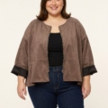 Veste suédine grande taille marron taupe à col rond, zip argenté et revers noirs portée par une femme ronde