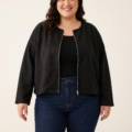 Veste suédine grande taille noire à col rond et zip argenté portée par une femme ronde