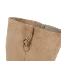 Zoom sur la boucle dorée des bottes Aneta Gabylou beiges