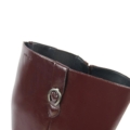 Zoom sur la boucle dorée des bottes Aneta Gabylou bordeaux