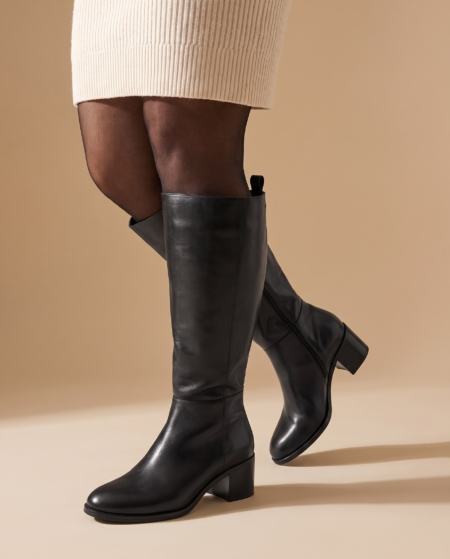 Bottes en cuir mollets larges 2XL Houston Gabylou noires portées avec une robe pull écrue