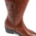 Zoom sur l'empiècement clouté des bottes Grapes OHC marron