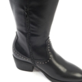 Zoom sur l'empiècement clouté des bottes Grapes OHC noires