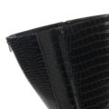 Zoom sur la texture croco des bottes Manon Gabylou